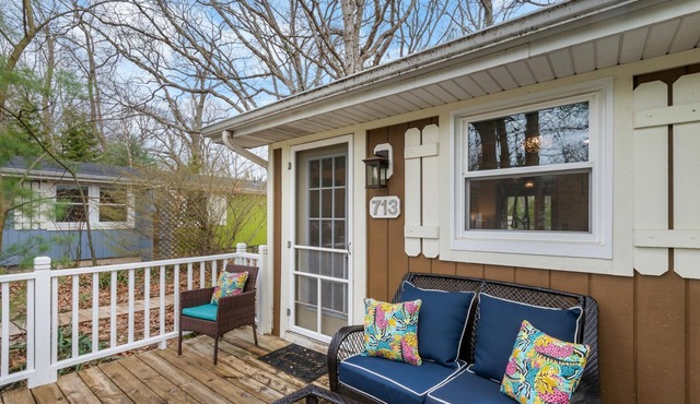 Maple Ridge Brown Cottage HOT TUB!