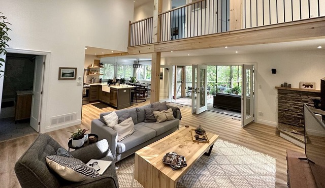 Maple Ridge: Private Waterfront Cottage Property