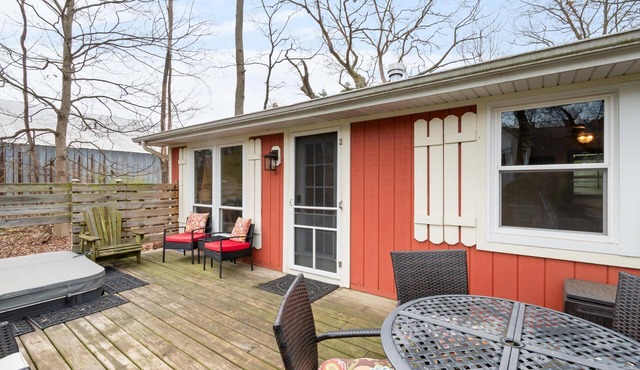 Maple Ridge Red Cottage HOT TUB!