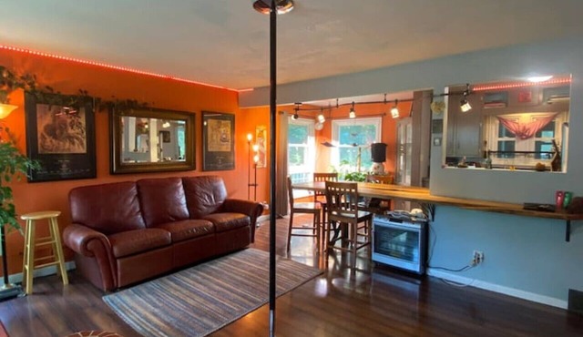 Maple St. Eco Retreat-Free Daytime EV Charging!