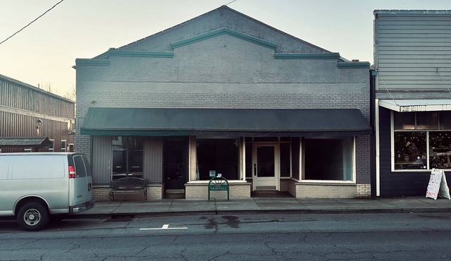 Maple Street Loft-Cozy 2-bedroom apartment in charming Yamhill with AC, WiFi