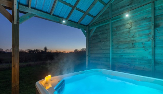 Maple Stylish Executive Pod, Large Hot Tub, Stunning Views