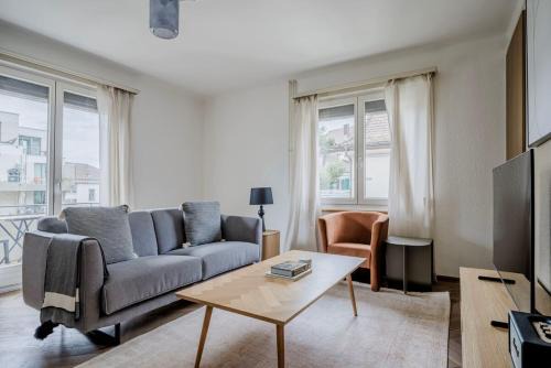 Maple Suite Zürich Helle Ferienwohnung mit Balkon & 2 großen Schlafzimmern