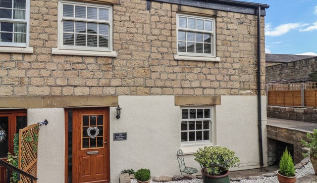 MAPLE TREE COTTAGE, pet friendly, with a garden in Knaresborough
