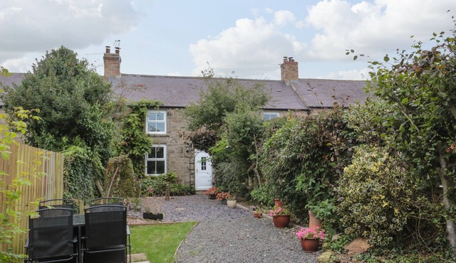 MAPLE TREE COTTAGE, pet friendly, with open fire in Longframlington