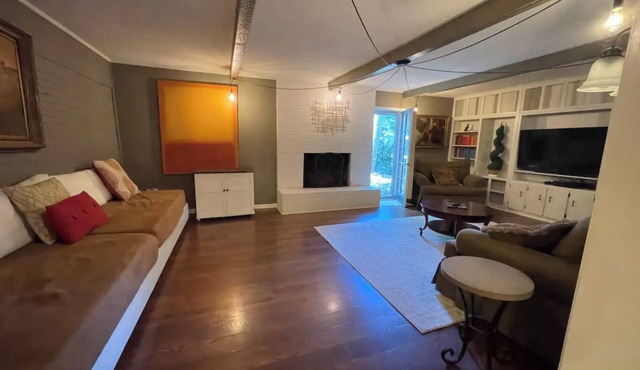 Maple Tree House - 3 miles from stadium, tucked away from traffic