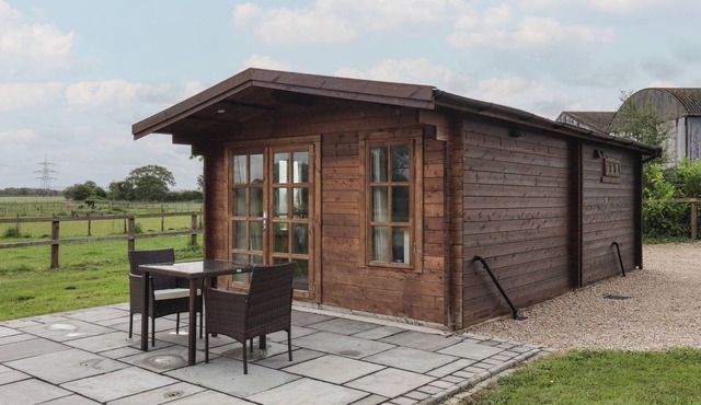 MAPLE TREE LODGE, romantic, character holiday cottage in Strensall