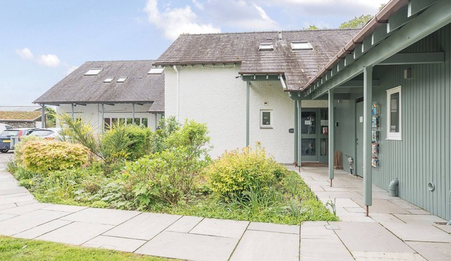 MAPLE - WOODLAND COTTAGES, with hot tub in Bowness-On-Windermere