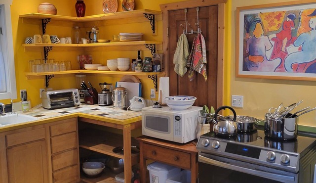 Mapleton Hill - Artists Colorful Apartment in Welcoming Home