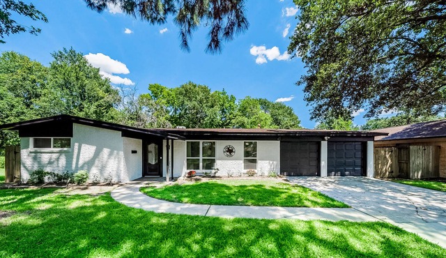 Mapleton Place | House in Houston with fireplace, patio, & W/D