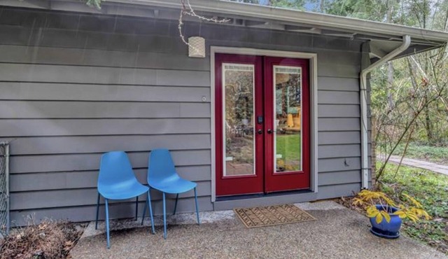 Maplewood ADU Garden Retreat w/full kitchen. Washer/Dryer in unit. Private.