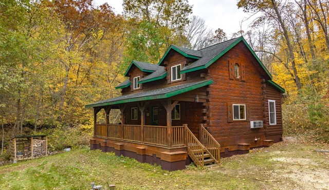 Maplewood Cabin: Secluded Romance with Private Hot Tub while Star Gazing.