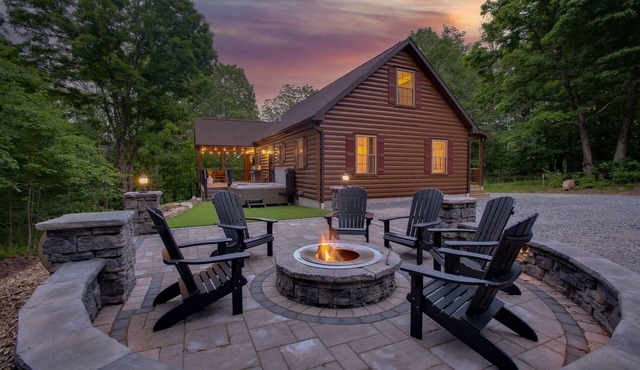 Maplewood Haven | HOT TUB, Outdoor TV, Turf + Patio!