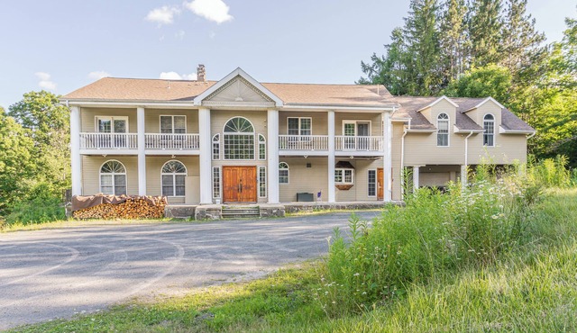 Maplewood Manor, 8BR w/Hot Tub, Gym, Fire Pit, Near Hunter/Windham Skiing