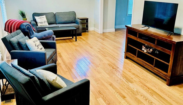 Maplewood Retreat, Spacious, Nearby Kingston Lake