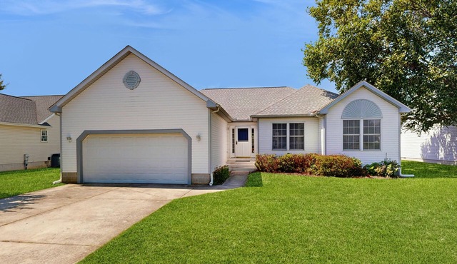 Maplewood spacious house w/shared pool, W/D & free WIFI