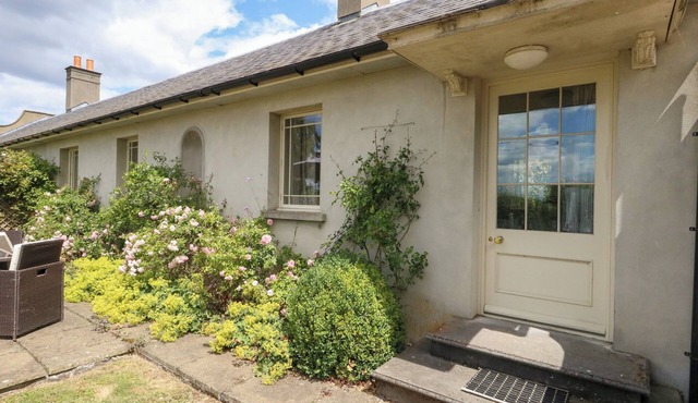 MAPPOWDER COTTAGE, pet friendly, with open fire in Buckland Newton