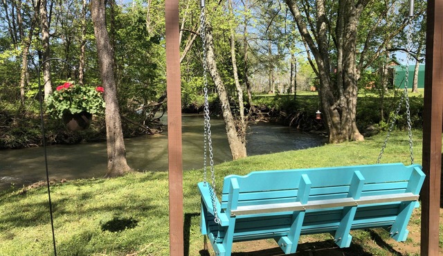 Mar 18-21 OPEN!Beautiful Creek! Birds, ducks, close to Pigeon Forge
