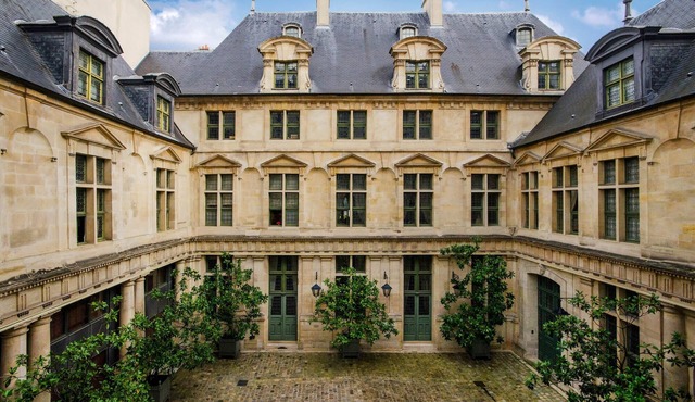 Marais Estate:A 17th-Cent Magnolia Courtyard Facing the Historic Hôtel Jean Bart