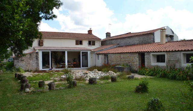 Marais poitevin 18th century farmhouse with large wooded area very quiet