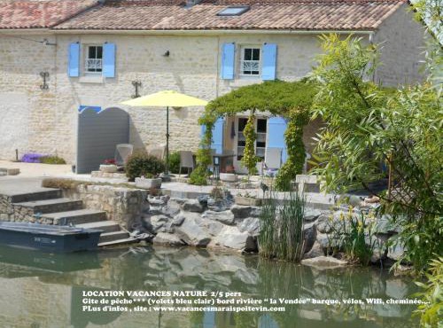 MARAIS POITEVIN bord rivière pêche ,barque, vélos, wifi, linge, cheminée, cuisine, terrain de boules