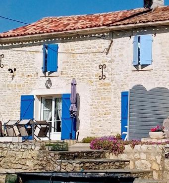 MARAIS POITEVIN Charmant gîte 2 à 6 pers Vue imprenable sur la rivière calme absolu IDEAL pour familles couples voyageurs etc