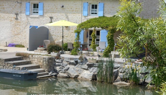 Marais Poitevin, fishing GITE, riverside with boat, bikes, fireplace