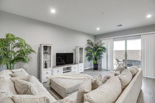 Marana Home w/Pool Access & Mountain Views!