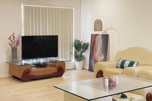 MaraylyaBox hillGables Specious 5Br Sweet House