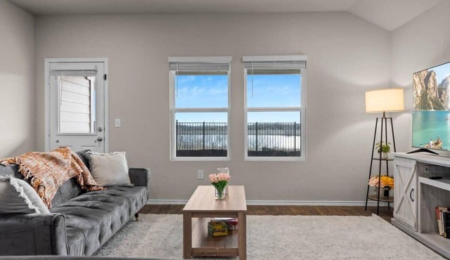 Marbella Lane - Amazing 4BR Lakeview Home