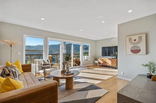 Marbella Lane - Chic Abode w Mountain Skyline