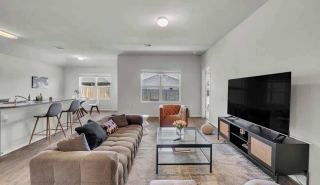Marbella Lane - Polished 3BR Home in Austin TX