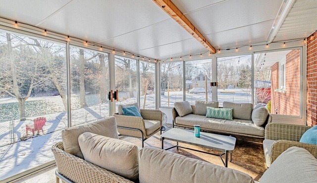 Marble Rock Retreat: Elegant Riverside Escape