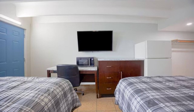 Marble Shower & Double Bed w/2 Double Beds for Road Trippers Near Cocoa Beach
