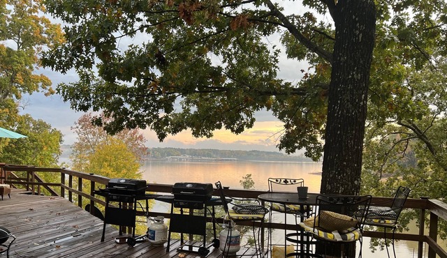 March/April Spring special: sleeps 10 with boat dock on TN River/KY Lake