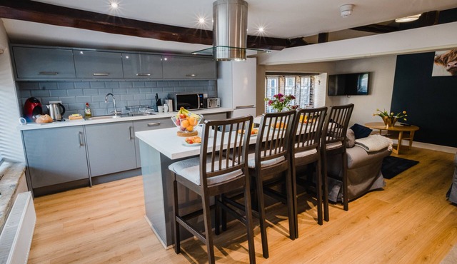 March Haigh, Apartment