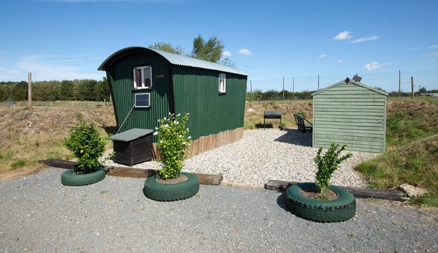 March Luxury Shepherd's Hut - Hot Tub - stunning location. Access to sauna.