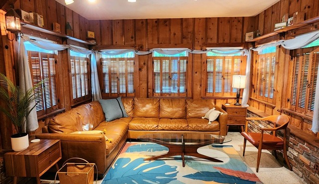 MARCH OPEN! 4/3 Beach House w/kng beds, gym & bar. Only a 3min walk to beach!