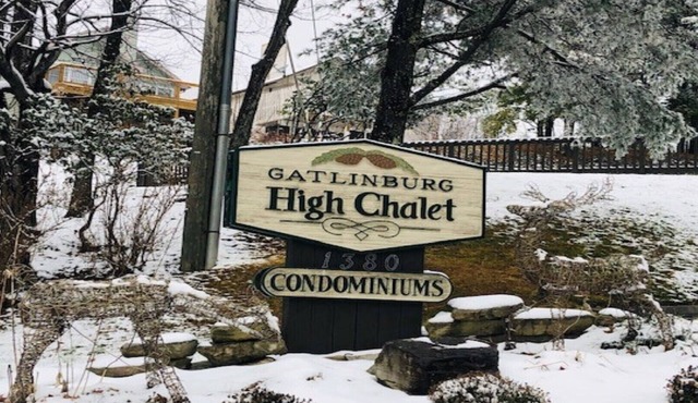 March-Stay 2 Nights Get 3rd Night FREE!Mountain Top Studio with Smoky Mtn Views!