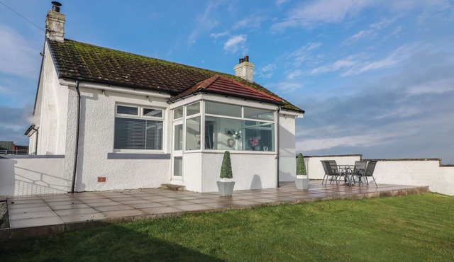 MARCHDYKE FARM COTTAGE, with open fire in Annan