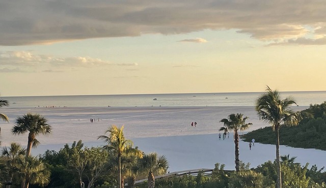 Marco Island Beachfront Condo 2bd, 2 bath. 4th floor with two king beds!