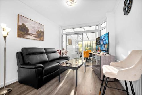 Marcot House Modern 5 bedroom house Solihull 10 mins drive from bhx & nec private off road parking