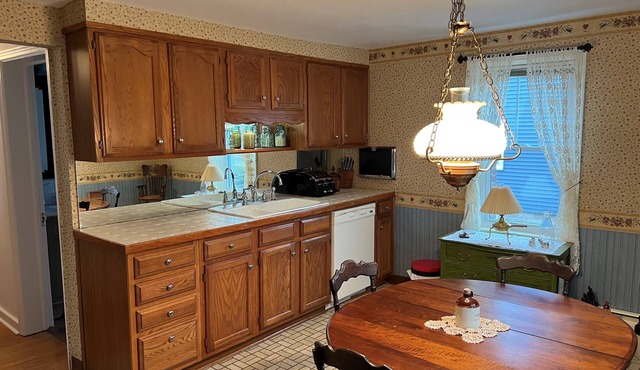 Marcy NY! 4BR first floor on the Erie Canal! Sleeps a family of six.