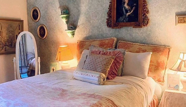 Mardi Gras! 3BR/1BA French Quarter, Streetcar, Balcony, Mid City, New Orleans!