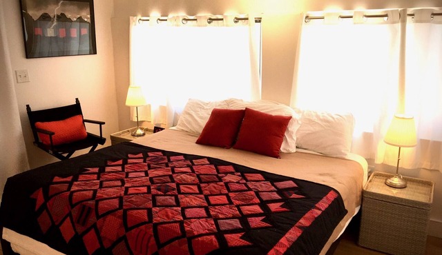 Marfa House El Balcon, in the heart of Marfa with direct balcony access