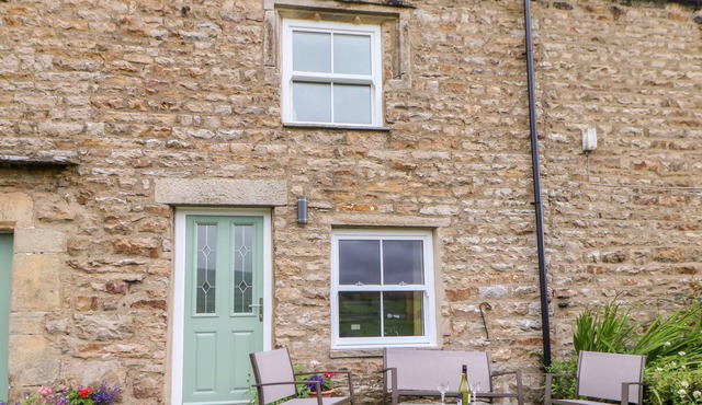 MARGARET'S COTTAGE, pet friendly, with open fire in Low Row