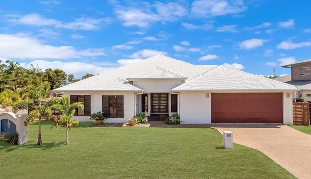 Margarita Manor walk to beach!