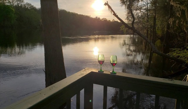 MARGARITAVILLE BY THE SUWANNEE RIVER & ROYAL SPRINGS PET FRIENDLY