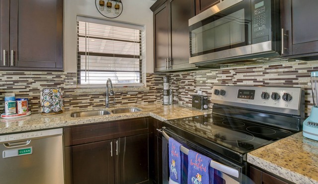 Margate Home w/Hot Tub & Putting Green!