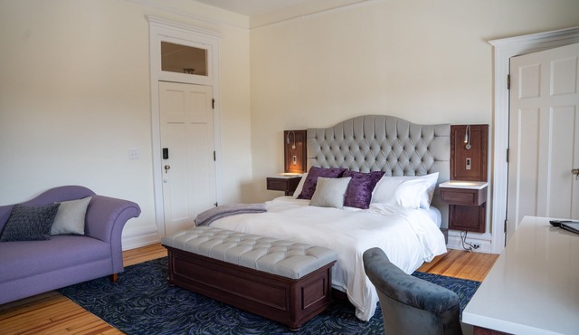 Margot Suite - Truitt Vanderbilt Club - King room with bath and bistro